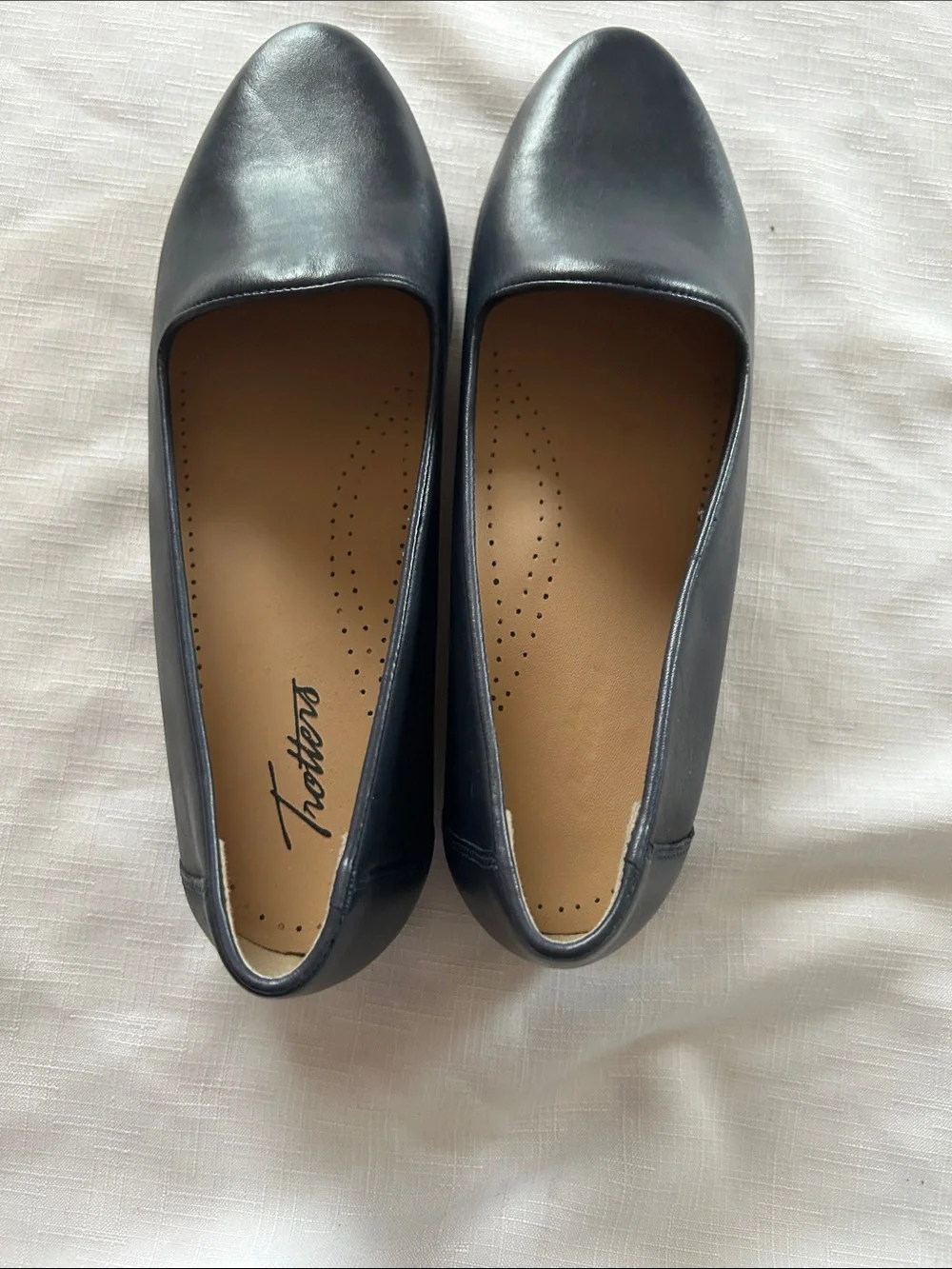 Trotters Women's Navy Blue Leather Slip-On Loafers